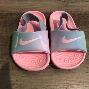 Size 4 toddler nike slide sandals great condition barely worn
